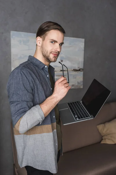 Stilvoller Geschäftsmann Mit Laptop Modernen Büro — kostenloses Stockfoto