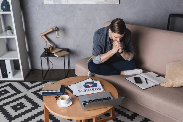 Anak Muda Tertekan Dengan Laptop Dan Perlengkapan Bisnis Duduk Sofa — Stok Foto