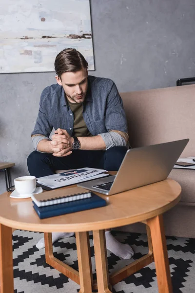 Ung Affärsman Tittar Laptop Medan Sitter Soffan — Stockfoto