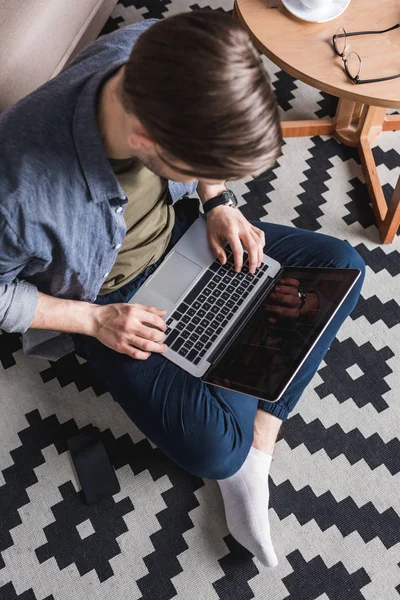 Vedere Unghiulară Înaltă Omului Care Lucrează Laptop Timp Stă Podea — Fotografie, imagine de stoc