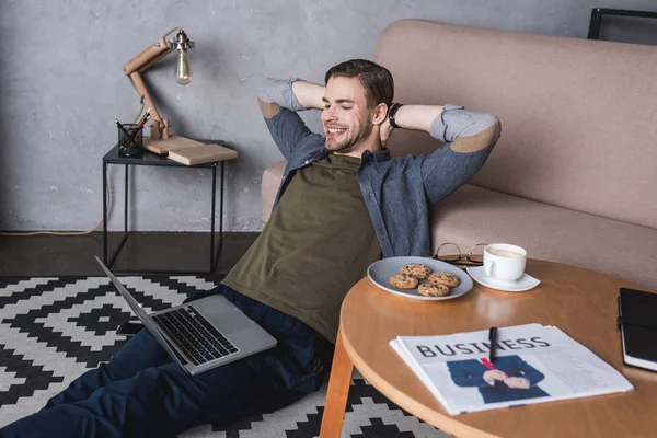 Ontspannen Jongeman Werken Met Laptop Zittend Vloer — Stockfoto