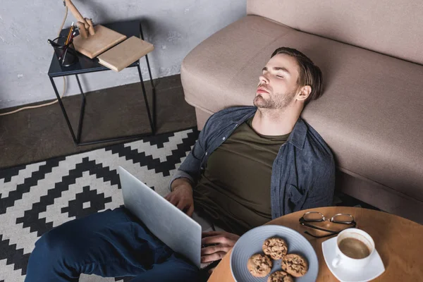 Jonge Overwerkte Man Slapen Vloer Met Laptop — Stockfoto