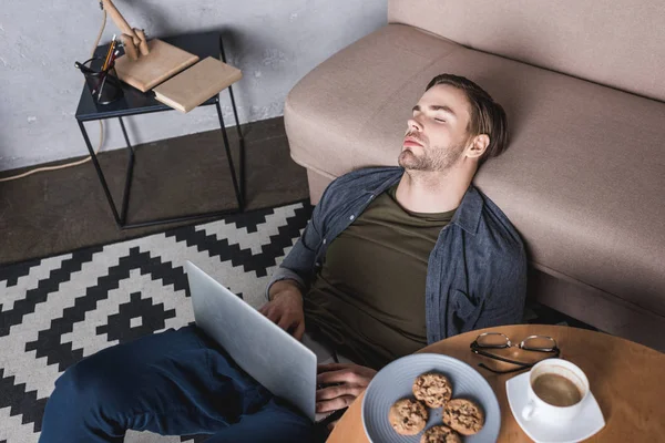 Giovane Uomo Oberato Lavoro Dormire Sul Pavimento Con Computer Portatile — Foto Stock