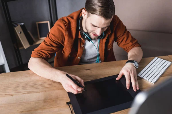 High Angle View Young Designer Working Computer Drawing Tablet — Stock Photo, Image