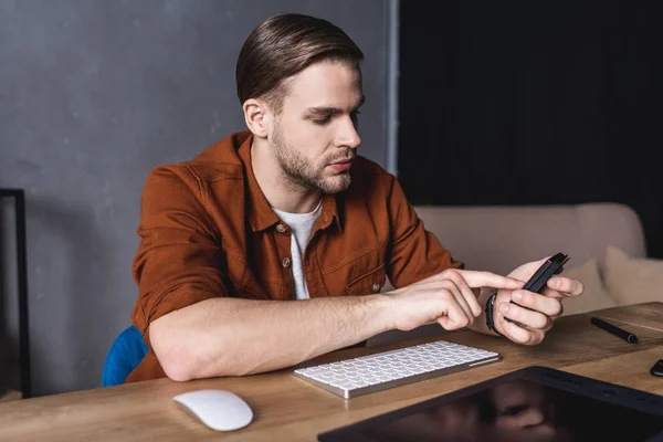 Giovane Designer Bello Utilizzando Calcolatrice Sul Posto Lavoro — Foto Stock