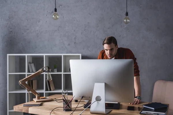 Bonito Jovem Empresário Trabalhando Com Computador Escritório Moderno — Fotografia de Stock