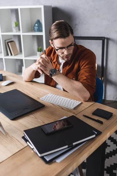 Pensativo Jovem Designer Sentado Local Trabalho Escritório Moderno — Fotografia de Stock