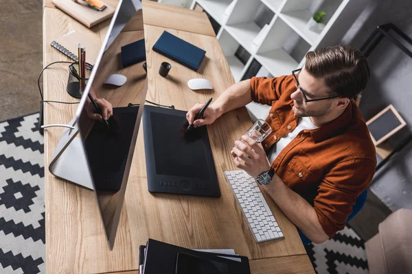 Hoge Hoekmening Van Digitale Schilder Werken Met Tablet — Stockfoto