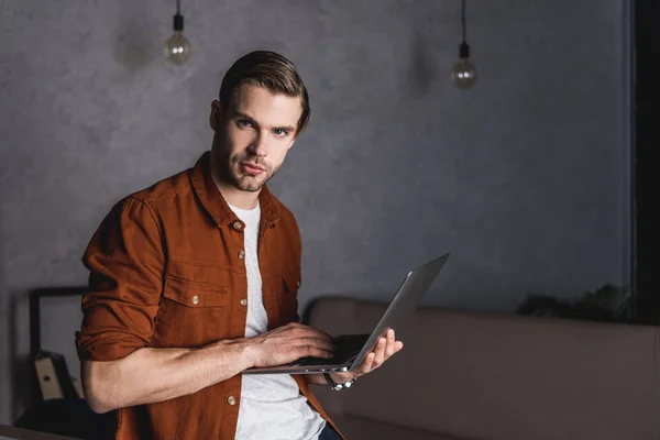 Snygg Ung Affärsman Arbetar Med Laptop — Stockfoto