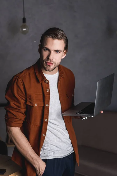 Jovem Homem Bonito Com Laptop Olhando Para Câmera — Fotografia de Stock