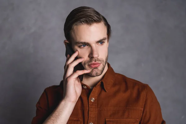 Close Portret Van Knappe Jonge Man Praten Telefoon — Stockfoto