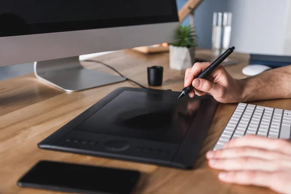 Recortado Disparo Diseñador Trabajando Con Dibujo Tableta Lugar Trabajo — Foto de Stock