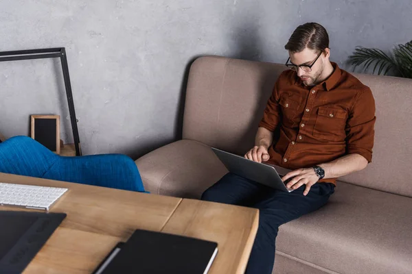 Young Handsome Freelancer Working Laptop Couch — Free Stock Photo