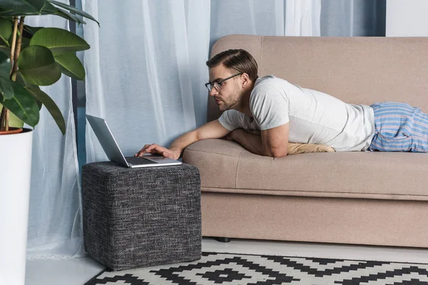 Joven Atractivo Freelancer Pijama Trabajando Con Laptop Sofá — Foto de Stock