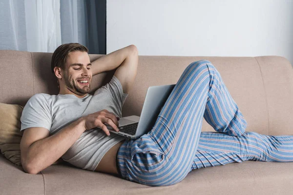 Jovem Freelancer Descontraído Pijama Trabalhando Com Laptop Sofá — Fotografia de Stock