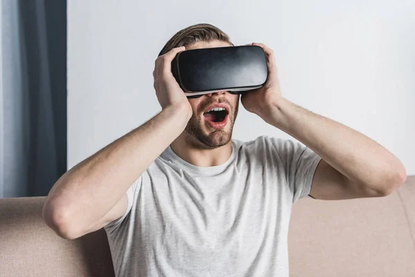 Sorprendido Joven Auriculares Realidad Virtual — Foto de stock gratis