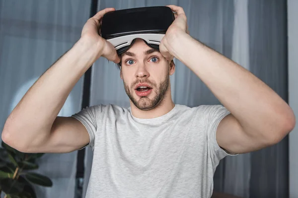 Shocked Young Man Virtual Reality Headset — Stock Photo, Image