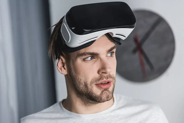 Joven Guapo Auriculares Realidad Virtual — Foto de Stock