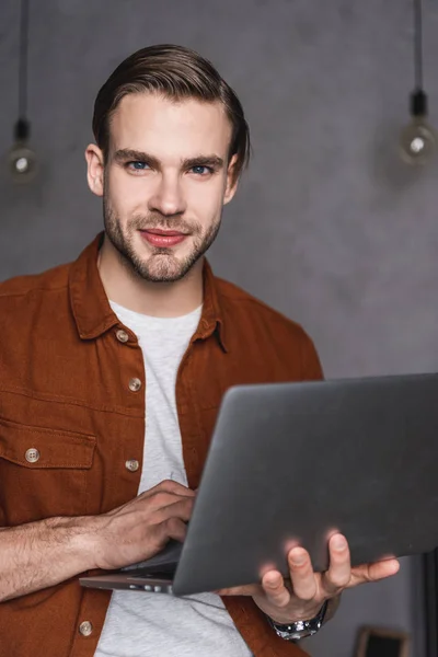 Close Retrato Homem Bonito Com Laptop Olhando Para Câmera Imagem De Stock