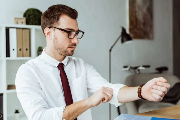 Bonito Jovem Empresário Escritório Moderno — Fotografia de Stock