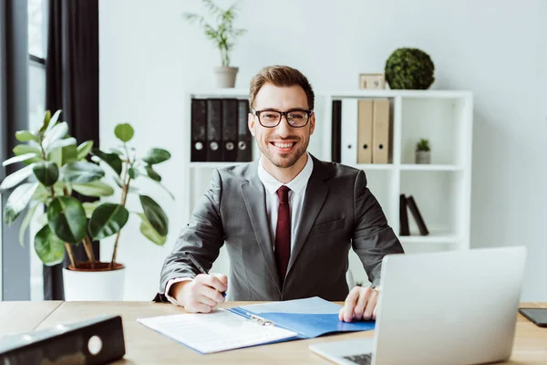 Schöner Geschäftsmann Anzug Sitzt Mit Laptop Und Papierkram Arbeitsplatz — Stockfoto