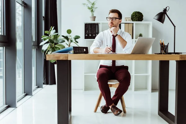 Pebisnis Eksekutif Bijaksana Dengan Dokumen Dan Laptop Duduk Kantor Modern — Stok Foto