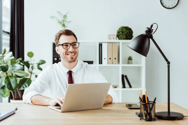 Lächelnder Geschäftsmann Arbeitet Mit Laptop Arbeitsplatz Modernen Büro — Stockfoto