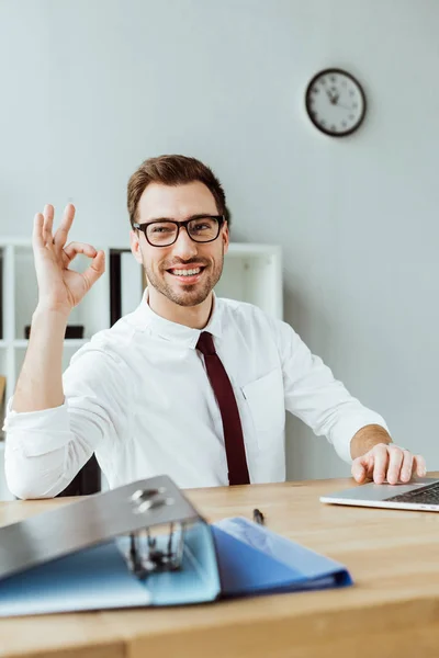 Homem Negócios Sorridente Elegante Com Laptop Documentos Mostrando Sinal Espaço — Fotografia de Stock