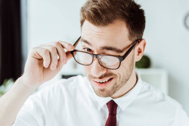 gözlük göz kırpıyor yakışıklı gülümseyen iş adamı