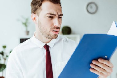 klasör tutarak ve belgeleri seyir karışık iş adamı 