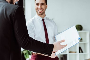 iş adamları modern Office belgeleriyle çalışma