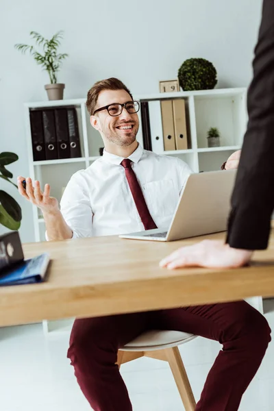 Χαμογελώντας Επιχειρηματίας Μιλάει Αφεντικό Στο Σύγχρονο Γραφείο — Δωρεάν Φωτογραφία