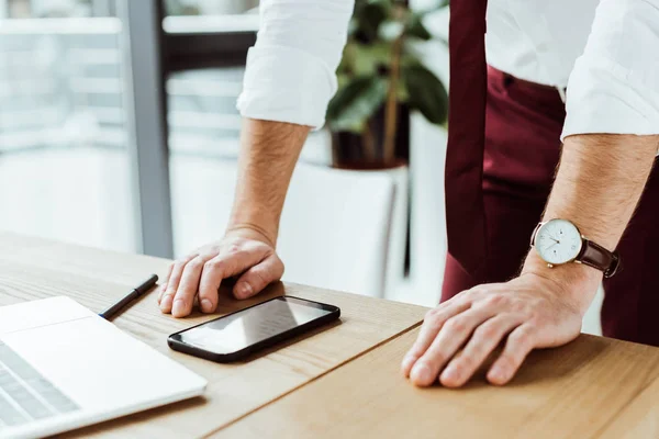 Bijgesneden Weergave Van Zakenman Wachten Gesprek Met Smartphone — Stockfoto