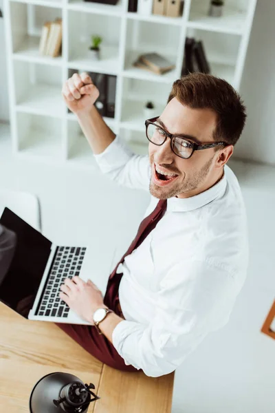 Erfolgreicher Geschäftsmann Mit Laptop Arbeitsplatz — Stockfoto