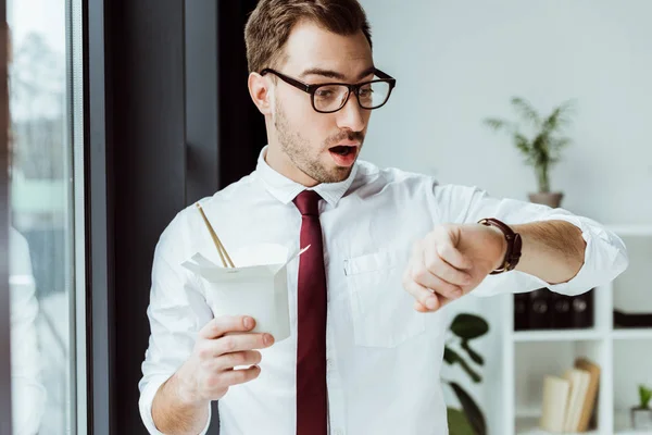 Sorprendido Hombre Negocios Que Sostiene Caja Con Fideos Mirando Reloj —  Fotos de Stock