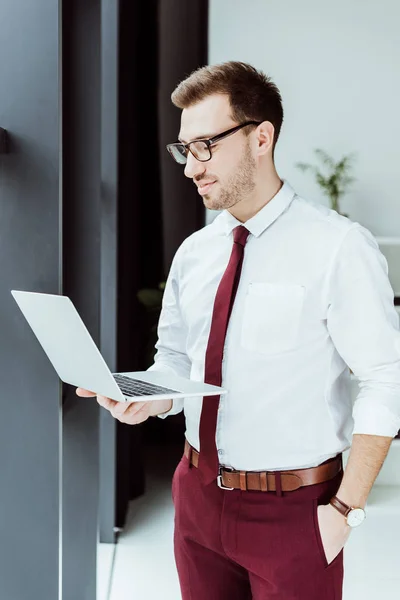 Homem Negócios Elegante Usando Laptop Escritório Moderno — Fotografia de Stock