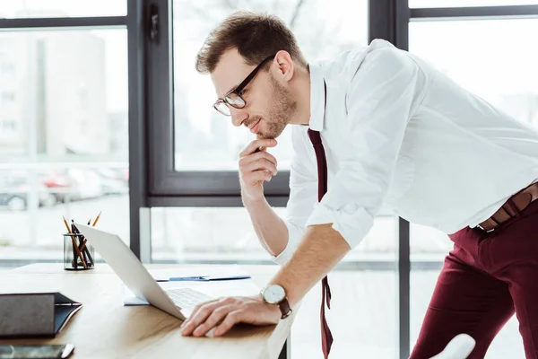 Schöner Nachdenklicher Geschäftsmann Arbeitet Mit Laptop Arbeitsplatz Modernem Büro — Stockfoto