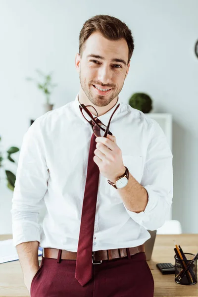 Schöner Lächelnder Geschäftsmann Mit Brille Posiert Modernem Büro — Stockfoto