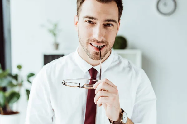 Porträt Eines Gutaussehenden Nachdenklichen Geschäftsmanns Mit Brille Der Die Kamera — Stockfoto