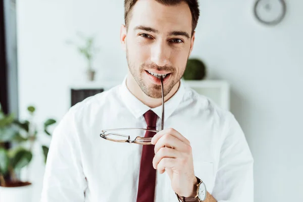 Retrato Hombre Negocios Pensativo Guapo Con Gafas Mirando Cámara —  Fotos de Stock