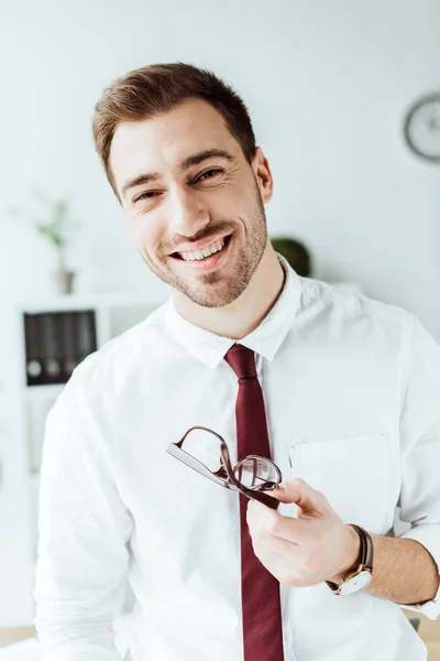 Vrolijke Knappe Zakenman Brillen Houden Kijken Naar Camera — Stockfoto