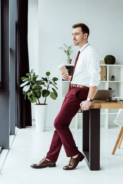 Pensativo Hombre Negocios Con Café Para Apoyado Mesa Con Ordenador — Foto de stock gratuita