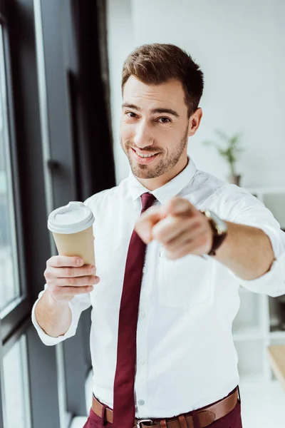 Homem Negócios Sorrindo Com Xícara Descartável Café Apontando Para Você — Fotografia de Stock