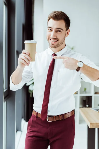 Homem Negócios Sorrindo Apontando Para Café Copo Descartável — Fotografia de Stock