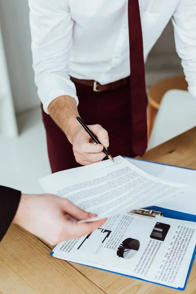 Abgeschnittene Ansicht Von Geschäftsleuten Die Mit Dokumenten Arbeiten Und Verträge — Stockfoto