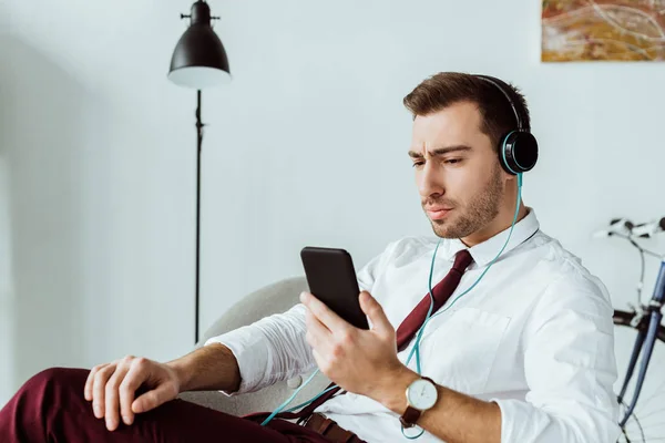 Handsome Businessman Listening Music Headphones Using Smartphone — Stock Photo, Image