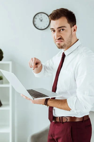 Сердитий Бізнесмен Вказує Ноутбук Сучасному Офісі — стокове фото