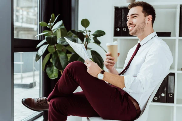 Uomo Affari Sorridente Con Caffè Leggendo Giornale Ufficio Moderno — Foto Stock