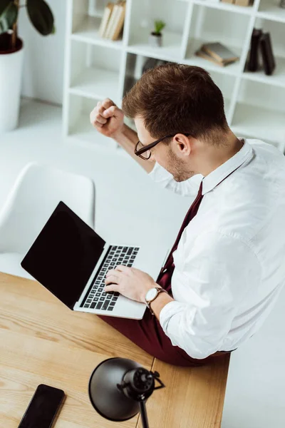 Exitoso Hombre Negocios Mirando Pantalla Del Ordenador Portátil Fotos De Stock Sin Royalties Gratis