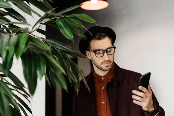 Elegante Hombre Con Estilo Gafas Usando Teléfono Celular Fotos De Stock Sin Royalties Gratis